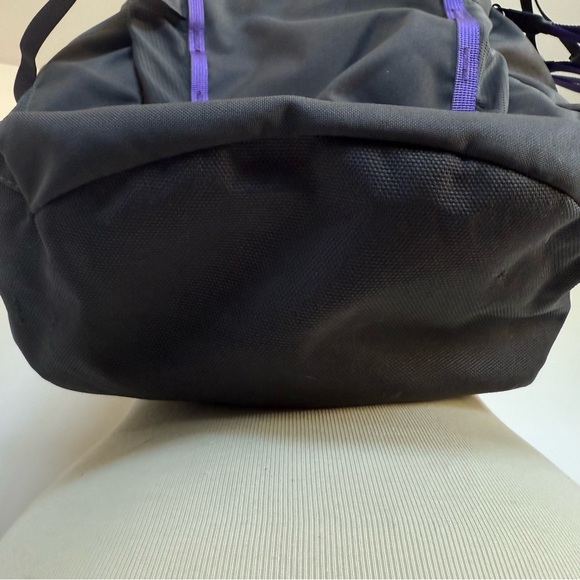 The North face Pivoter 22L Backpack in dark gray with purple - Picture 7 of 9